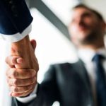 Broker hipotecario cerrando acuerdo de hipoteca