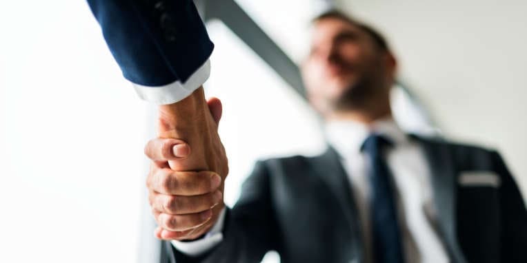 Broker hipotecario cerrando acuerdo de hipoteca
