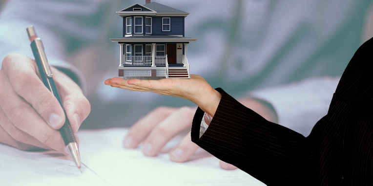 Comprador firmando un acuerdo de compraventa en inmobiliaria