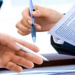 Broker hipotecario asesorando a un cliente