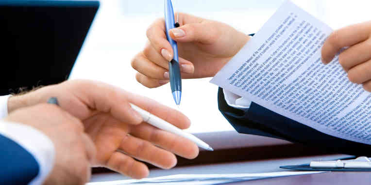 Broker hipotecario asesorando a un cliente