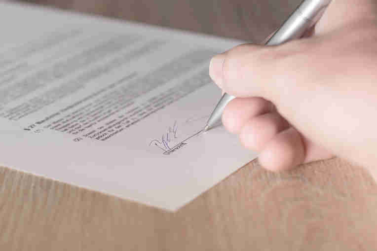 Firma de la oferta vinculante de la entidad bancaria