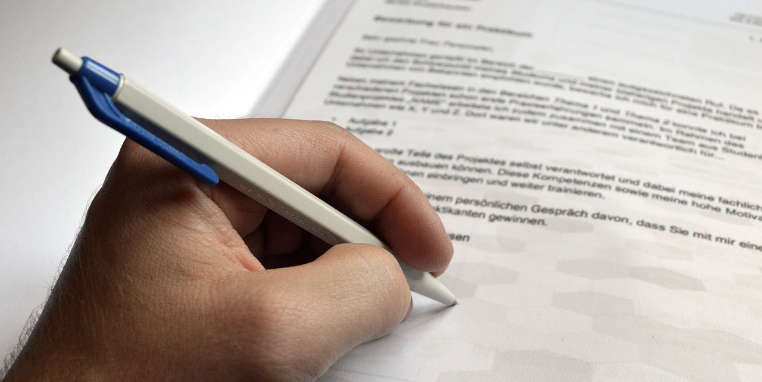 Firma de documento de solicitud de hipoteca